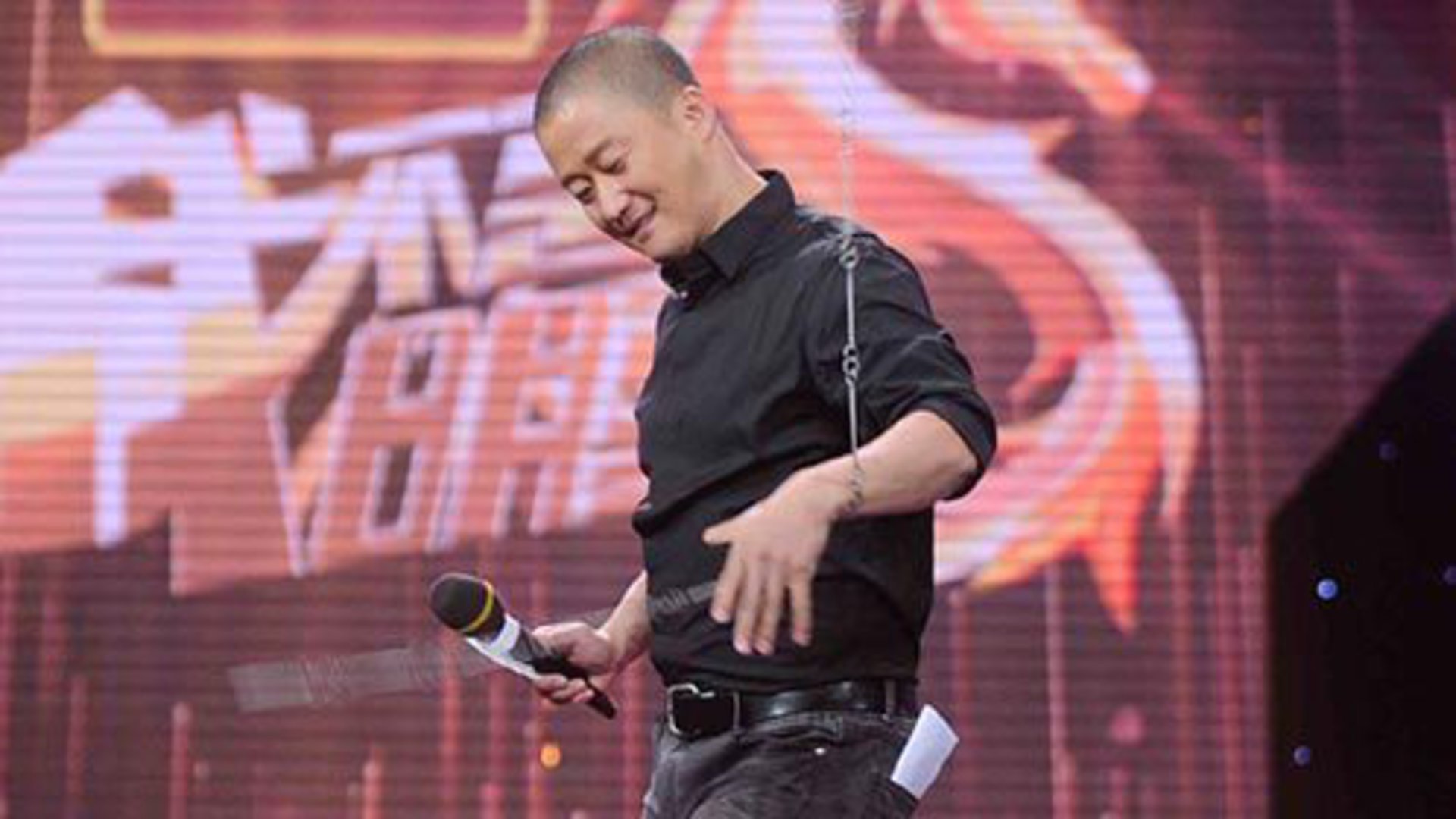 吴京曝儿时被父亲踹飞七米贴墙倒下