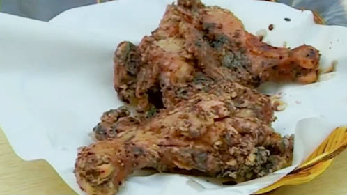 人气美食 鸡腿里面有酒香 果蔬腌制又脆又嫩
