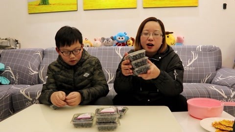 梁小轩和轩妈试吃各种美食 小粉丝要的蓝莓自由来了
