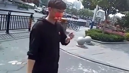 @所有人 男子横穿马路，不听交警劝阻加速逃走途中摔倒