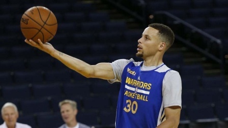 NBA热辣资讯 库里热身三分线外勾手打板三分命中！球迷：这手感就问问还有谁？