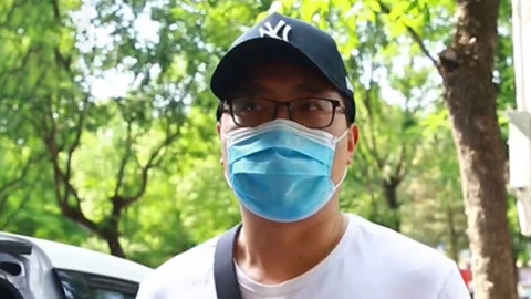 向前一步 小区停车遭遇“围楼自治” 居民针对停车缴费分成两方