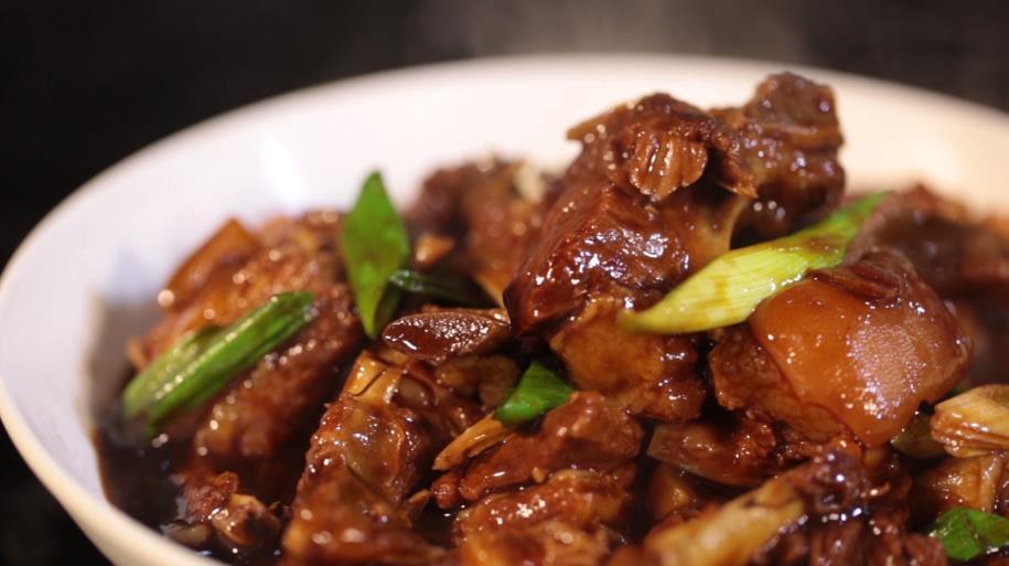 美&middot;食 红烧羊肉多这步后做出的肉鲜嫩无膻味，五星大厨不外传的烹饪秘方。男人多吃羊肉好处多多