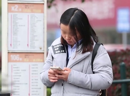 新闻大求真 低头玩手机对颈椎有什么危害？