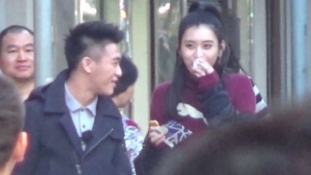 嘻嘻娱乐 2017 11月 奚梦瑶和赌王儿子现身澳门 举止亲密似录恋爱节目 171127