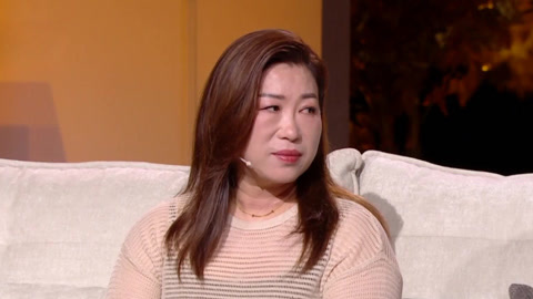 丈夫细心照顾烫伤的妻子