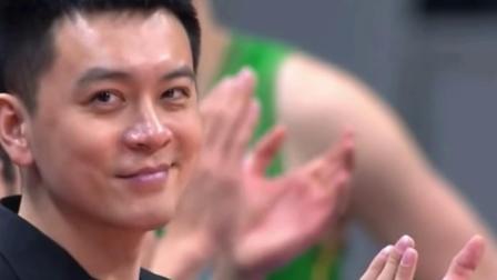 CBA热辣资讯 郭士强和杨鸣挥手致意！杨鸣那温暖的笑容太暖了！