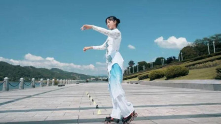 风一样的女子！少女街头上演轮滑极致操作