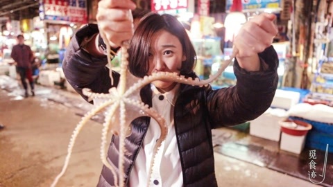 觅食迹 猫力求救！一口一条活章鱼