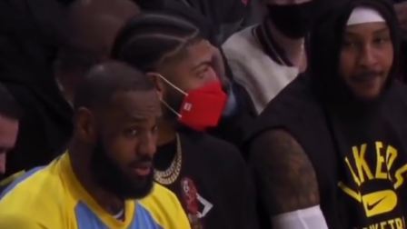 NBA热辣资讯 湖人大胜开拓者替补席有说有笑！你知道这哥仨俩在说些什么吗？