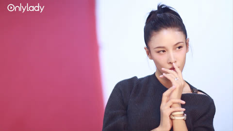 张蓝心：一边热闹一边孤傲