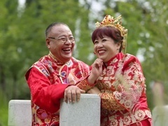 甜蜜夫妻讲述交往过程 约定三十年不离分