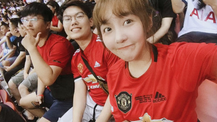 现场看曼联VS热刺的尖叫女球迷