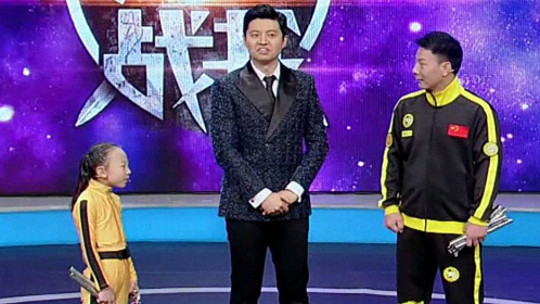 跨时代战书 老将小将pk双节棍对打乒乓球！