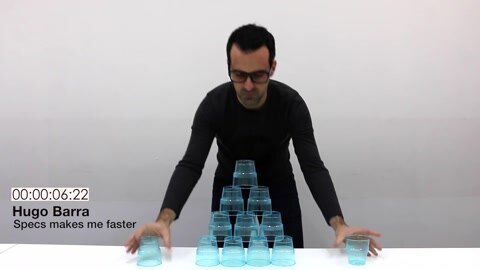 小米副总裁虎哥挑战叠杯子