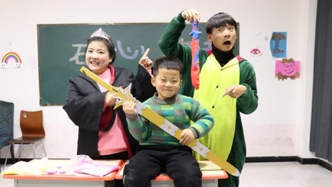 冬冬把小舅舅的大宝剑弄坏了，小晴用魔法变成真的宝剑，太厉害了