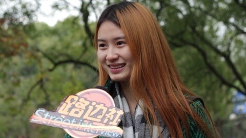 路边社 美女街头唱神曲引路人围观
