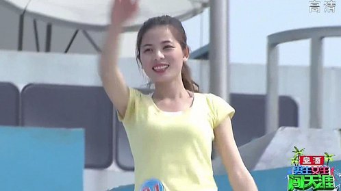 男生女生向前冲 气质收银员冲关成功