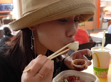 密子君 铺满M豆的满杯麦旋风当蘸料