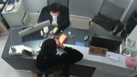 @所有人 为帮现女友还债，男子偷前女友家两块手表