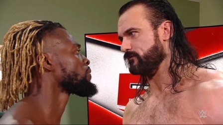 WWE RAW1461期中文回放：女双冠军重战赛雷金纳现身 里德尔单挑伍兹