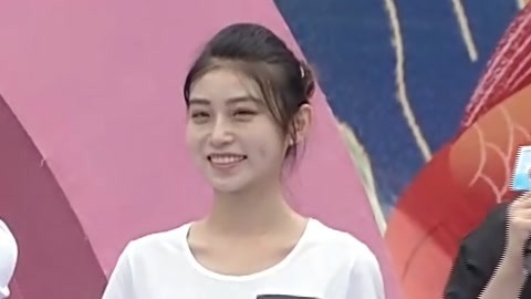 美少女长腿惹众呼 自信男子稳夺男生队第一分