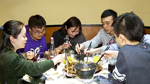 人气美食 排队三小时 只因为她想吃牛蛙火锅