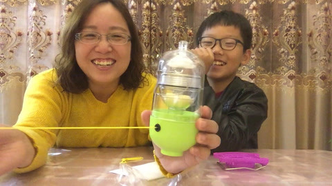 梁小轩和轩妈试吃各种美食 试用黄金蛋扯蛋器