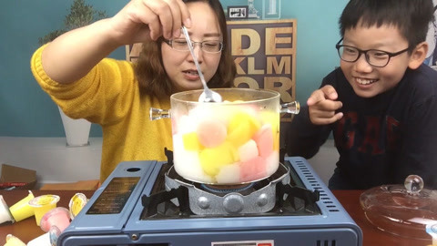 梁小轩和轩妈试吃各种美食 小果冻变大果冻实验