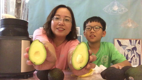 梁小轩和轩妈试吃各种美食 试吃“牛油果香蕉奶昔”