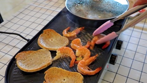 梁小轩和轩妈试吃各种美食 火锅加烧烤，太解馋了