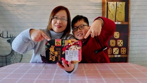 梁小轩和轩妈试吃各种美食 自热德州扒鸡