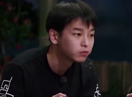 娱乐急先锋 何炅调侃彭昱畅饭量惊人