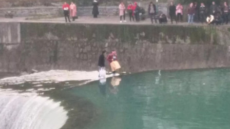 划船越过警戒线 游客在翻船前一秒跳船