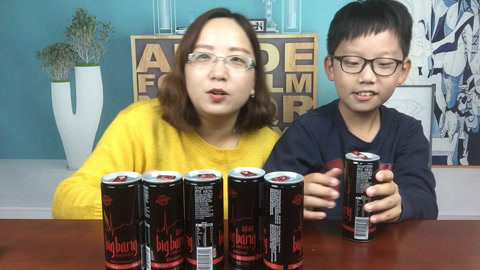 梁小轩和轩妈试吃各种美食 试喝“中粮嗨棒饮料”