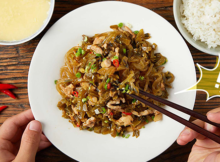 美食台 酸菜苕粉炒肉丝 既是主食又是菜