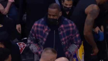 NBA热辣资讯 全明星票王詹姆斯现场观战！这身穿搭你给打几分？