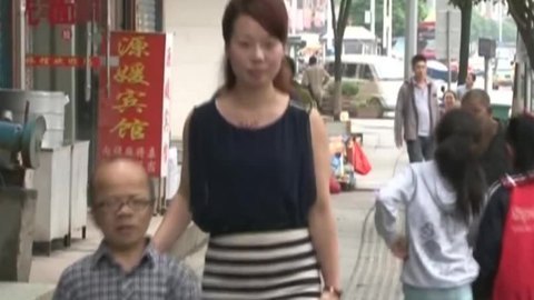 播报多看点 身高不是问题  见证“童话”爱情