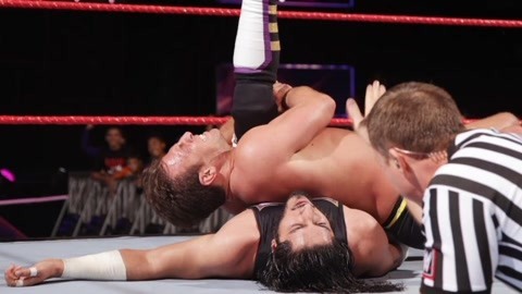wwe美国职业摔角 轻量级四重威胁赛起波澜 古拉克捡漏赢得胜利