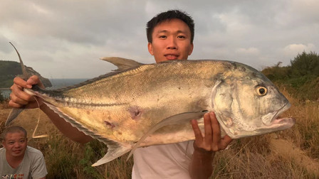 二雷在8米的深水，捕获一条巨型大鱼，真过瘾！