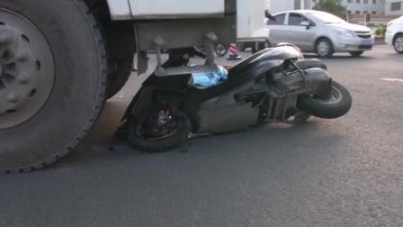 少年骑车闯红灯遭罐车碾压 致1死1伤