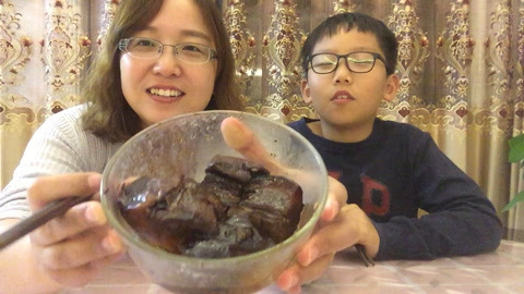 梁小轩和轩妈试吃各种美食 试吃“特产东坡肉”