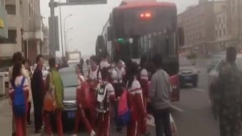 城市直通车 学生等车嬉闹  太危险！