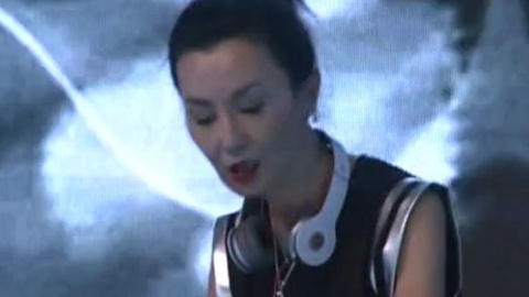 第一时尚 张曼玉变身DJ 明星争艳斗气场