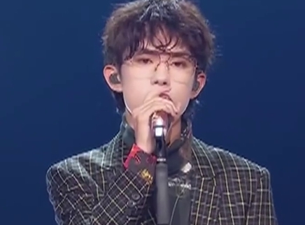 易烊千玺开手机热点救场