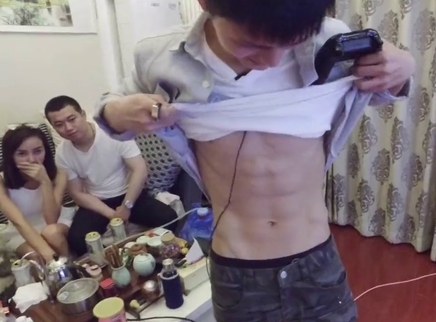 香蕉打卡 宁桓宇大秀八块腹肌
