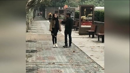 嘻嘻娱乐 2017 11月 Angelababy现身机场压低棒球帽 手抱玩偶低调前行 171126