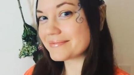 妹子坚称自己是高等精灵 穿丝绸戴假耳