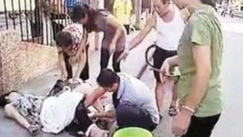 耳目一新 孕妇当街生子 路人守护接生