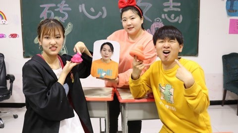 美女家务事 小晴用粘土做平板电脑，可以打电话还可以开视频，和真的一样